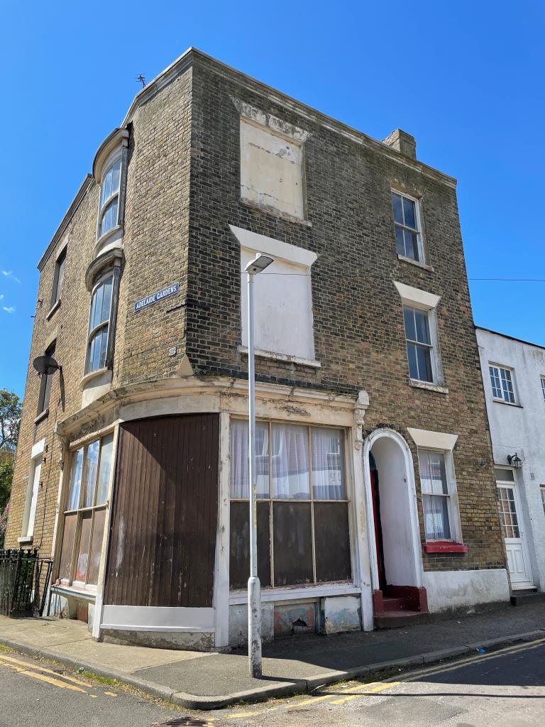 Lot: 92 - FOUR STOREY HOUSE WITH SEA VIEWS -